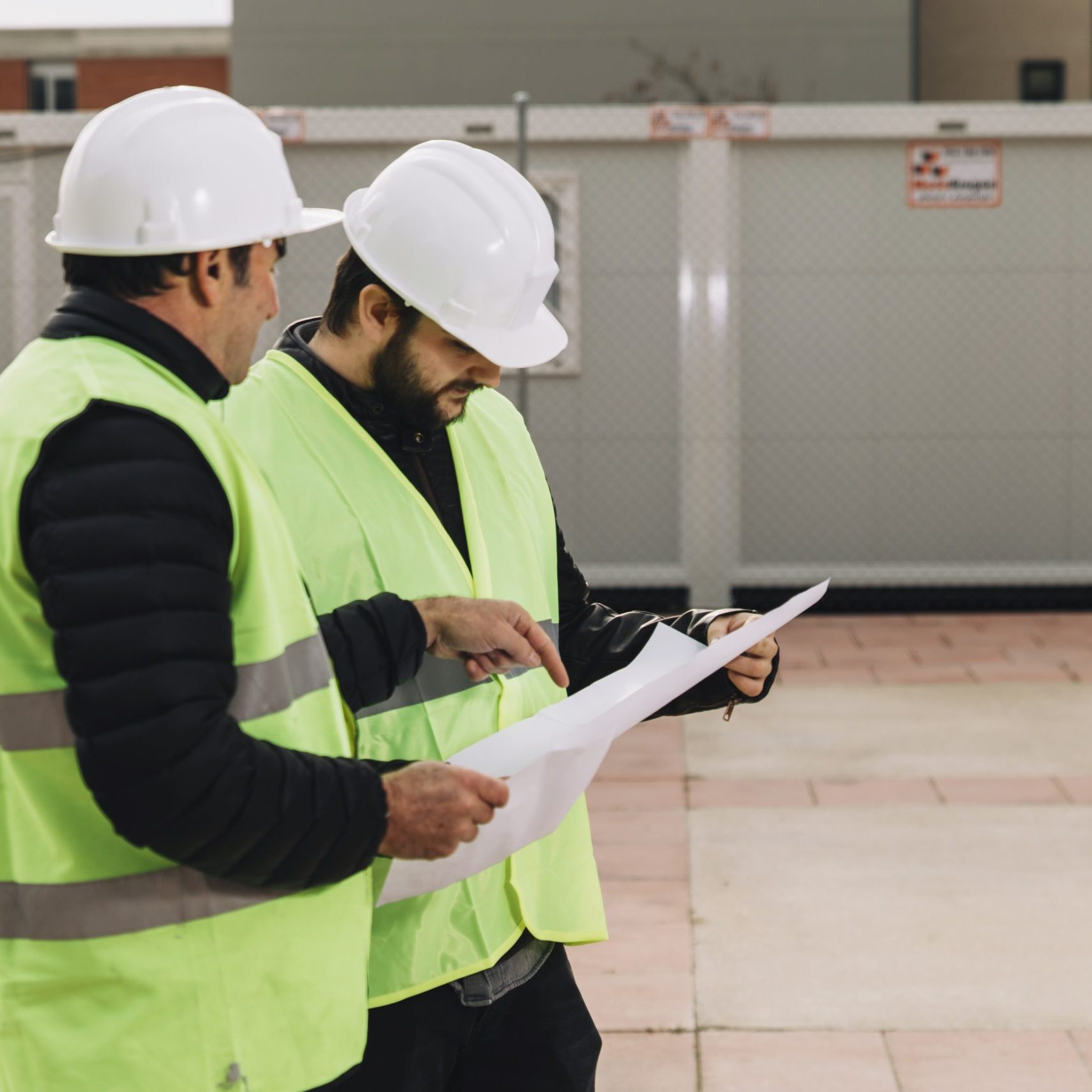 builders-discussing-drafts